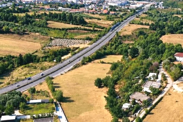 Ofrohet për shitje tokë me sipërfaqe 2,700 m², e pozicionuar në Lundër