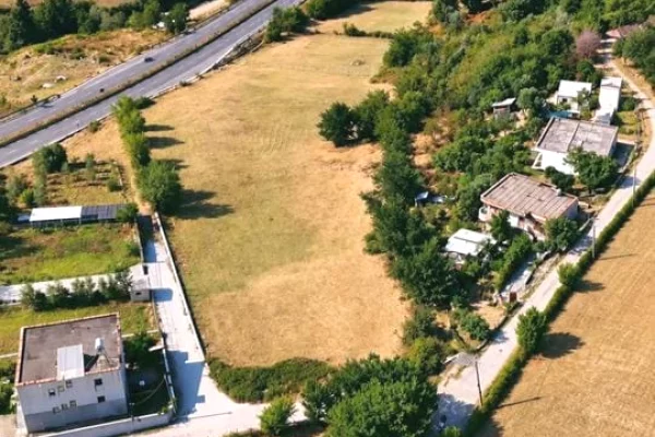 Ofrohet per shitje toke me siperfaqe 2,700 m2, e pozicionuar ne Lunder