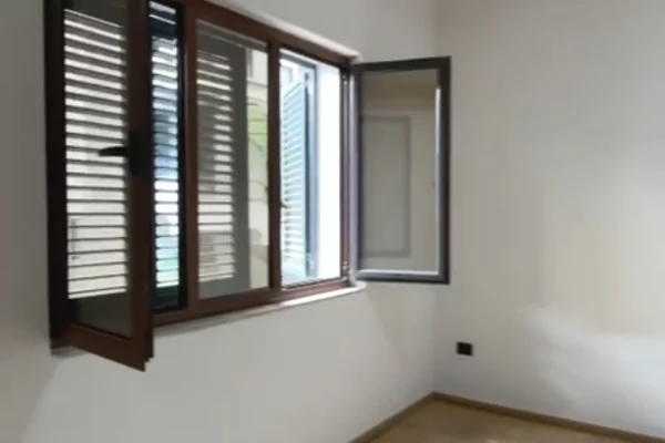  Ambient zyrash me qira – Bllok, Tirane