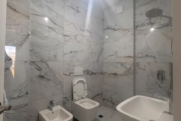 Shtepi me qera Apartament ne Tirane, 2+1, Mobilimi Bosh, pa mobiluar, Pagesa 600  Euro.