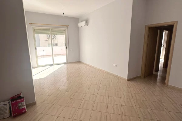 SHITET | 3+1 + 2 TUALETE + VERANDË  📍 Liqeni i Thatë – Rr. Peti