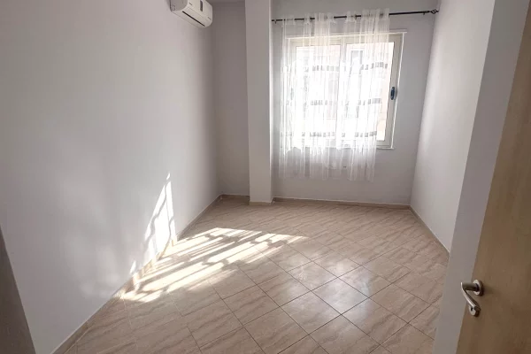 Shtepi ne shitje Apartament ne Tirane, 3+1, Mobilimi Bosh, pa mobiluar, Pagesa 250,000  Euro.
