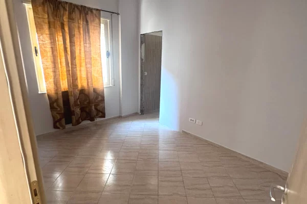 Shtepi ne shitje Apartament ne Tirane, 3+1, Mobilimi Bosh, pa mobiluar, Pagesa 250,000  Euro.