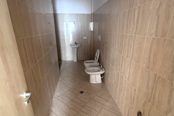 Shtepi ne shitje Apartament ne Tirane, 3+1, Mobilimi Bosh, pa mobiluar, Pagesa 250,000  Euro.