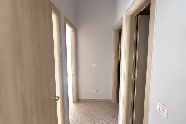 Shtepi ne shitje Apartament ne Tirane, 3+1, Mobilimi Bosh, pa mobiluar, Pagesa 250,000  Euro.
