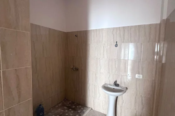 Shtepi ne shitje Apartament ne Tirane, 3+1, Mobilimi Bosh, pa mobiluar, Pagesa 250,000  Euro.