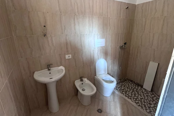 Shtepi ne shitje Apartament ne Tirane, 3+1, Mobilimi Bosh, pa mobiluar, Pagesa 250,000  Euro.