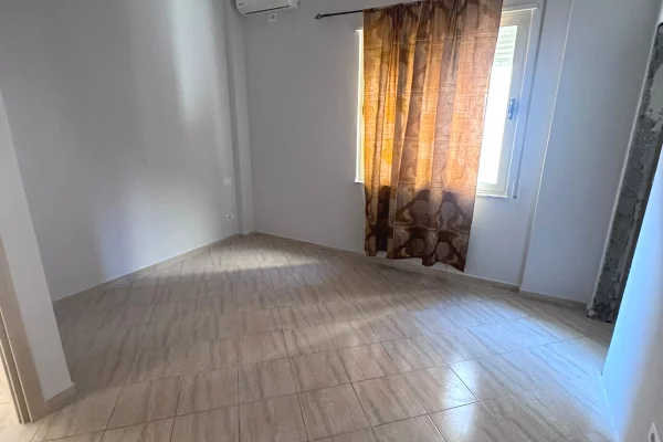 Shtepi ne shitje Apartament ne Tirane, 3+1, Mobilimi Bosh, pa mobiluar, Pagesa 250,000  Euro.