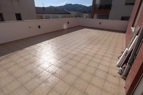 Shtepi ne shitje Apartament ne Tirane, 3+1, Mobilimi Bosh, pa mobiluar, Pagesa 250,000  Euro.
