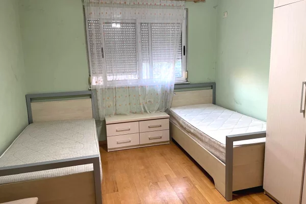 Shtepi me qera Apartament ne Tirane, 2+1, Mobilimi E mobiluar, Pagesa 60,000  Leke.