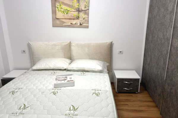 Shtepi me qera Apartament ne Tirane, 2+1, Mobilimi E mobiluar, Pagesa 80,000  Leke.