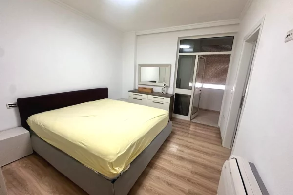 Shtepi me qera Apartament ne Tirane, 3+1, Mobilimi E mobiluar, Pagesa 1,000  Euro.