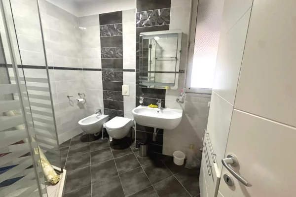 Shtepi me qera Apartament ne Tirane, 3+1, Mobilimi E mobiluar, Pagesa 1,000  Euro.