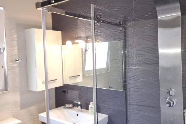 Shtepi me qera Apartament ne Tirane, 3+1, Mobilimi E mobiluar, Pagesa 1,000  Euro.