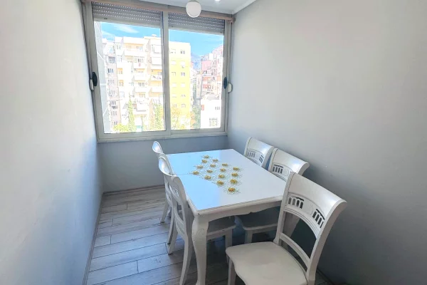 Shtepi ne shitje Apartament ne Tirane, 2+1, Mobilimi E mobiluar, Pagesa 15,000,000  Leke.