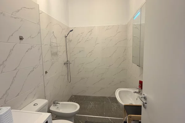 Shtepi me qera Apartament ne Tirane, 1+1, Mobilimi E mobiluar, Pagesa 75,000  Leke.