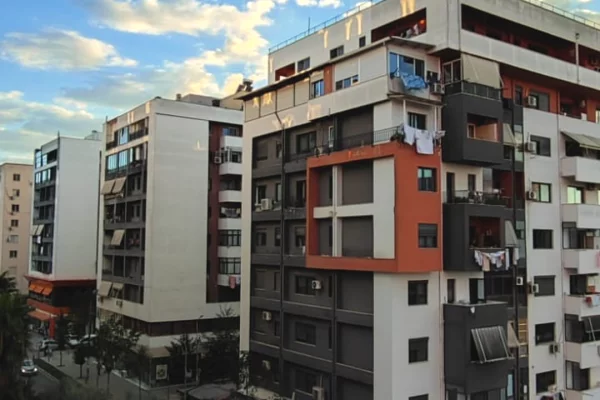 Shtepi ne shitje Apartament ne Tirane, 2+1, Mobilimi Bosh, pa mobiluar, Pagesa 17,000,000  Leke.