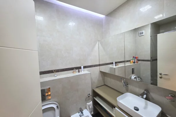 Shtepi me qera Apartament ne Tirane, 2+1, Mobilimi E mobiluar, Pagesa 1,000  Euro.