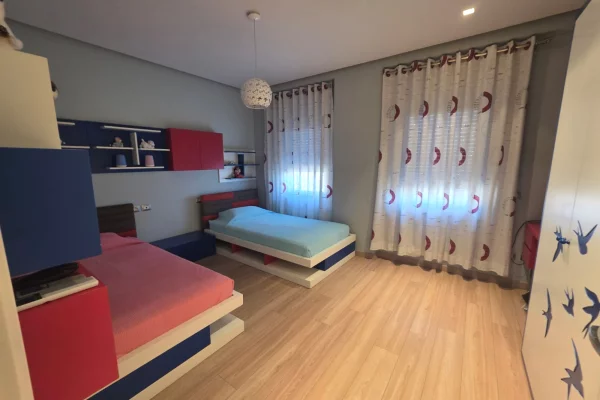 Shtepi me qera Apartament ne Tirane, 2+1, Mobilimi E mobiluar, Pagesa 1,000  Euro.
