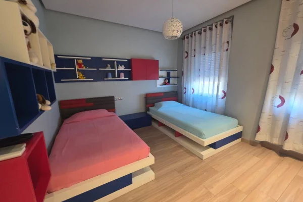 Shtepi me qera Apartament ne Tirane, 2+1, Mobilimi E mobiluar, Pagesa 1,000  Euro.