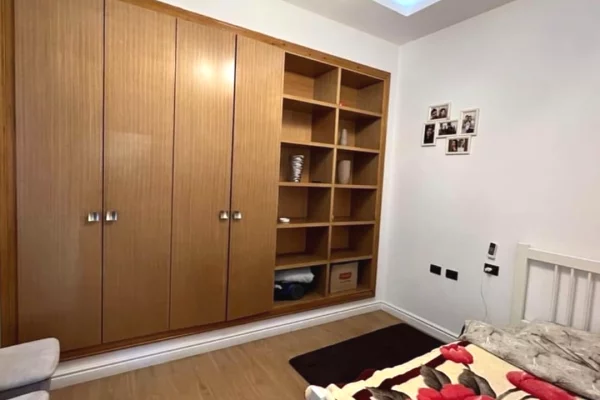 Shtepi ne shitje Apartament ne Tirane, 2+1, Mobilimi E mobiluar, Pagesa 19,500,000  Leke.