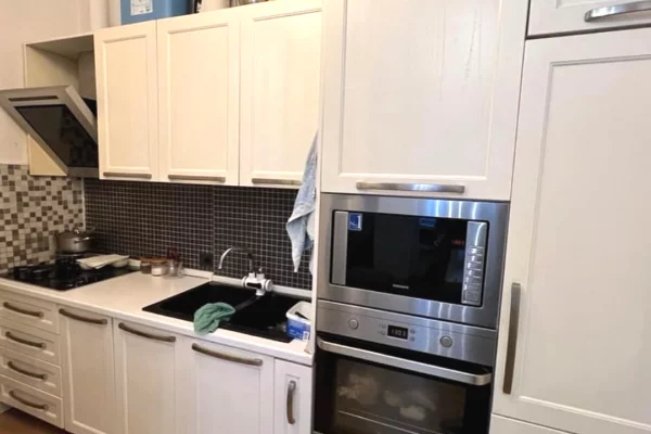 Shtepi ne shitje Apartament ne Tirane, 2+1, Mobilimi E mobiluar, Pagesa 19,500,000  Leke.