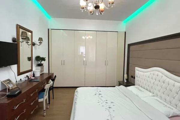 Shtepi ne shitje Apartament ne Tirane, 2+1, Mobilimi E mobiluar, Pagesa 19,500,000  Leke.
