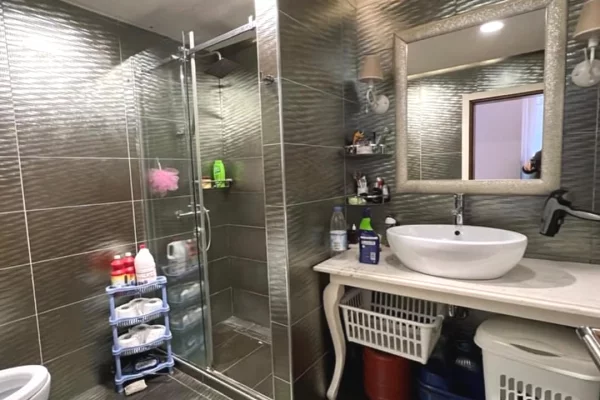 Shtepi ne shitje Apartament ne Tirane, 2+1, Mobilimi E mobiluar, Pagesa 19,500,000  Leke.