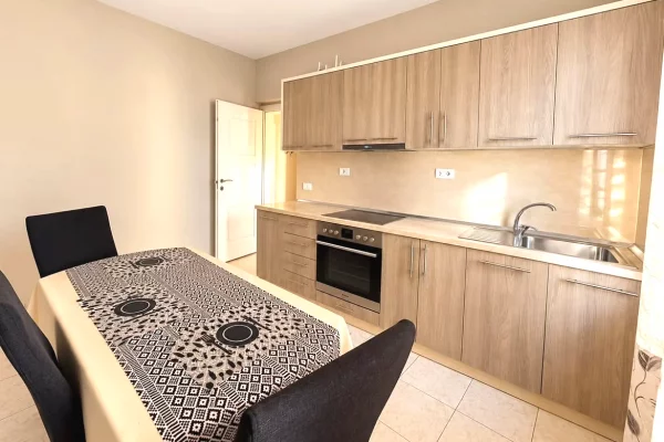 Shtepi ne shitje Apartament ne Tirane, 2+1, Mobilimi E mobiluar, Pagesa 160,000  Euro.
