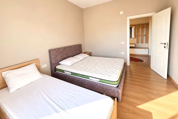 Shtepi ne shitje Apartament ne Tirane, 2+1, Mobilimi E mobiluar, Pagesa 160,000  Euro.