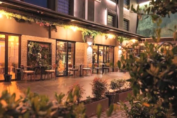 Ambient biznesi me qera 5+1 ne Tirane - 5,400 Euro