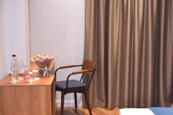 Ofrojme per qira hotel funksional, i vendosur prane zones se ish-Hipotekes, Tirane.