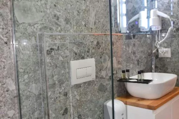 Ofrojme per qira hotel funksional, i vendosur prane zones se ish-Hipotekes, Tirane.