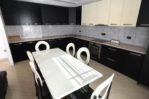 Shtepi me qera Apartament ne Tirane, 2+1, Mobilimi E mobiluar, Pagesa 70,000  Leke.