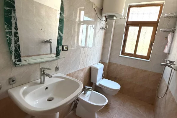 Shtepi me qera Apartament ne Tirane, 2+1, Mobilimi E mobiluar, Pagesa 70,000  Leke.