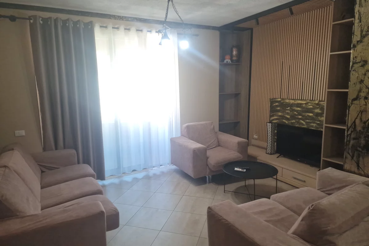 Shtepi me qera Apartament ne Tirane, 3+1, Mobilimi E mobiluar, Pagesa 1,200  Euro.