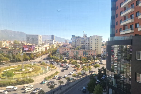 Shtepi me qera Apartament ne Tirane, 3+1, Mobilimi E mobiluar, Pagesa 1,200  Euro.