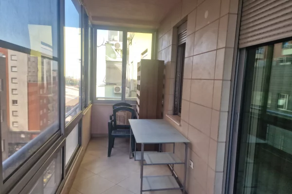 Shtepi me qera Apartament ne Tirane, 3+1, Mobilimi E mobiluar, Pagesa 1,200  Euro.