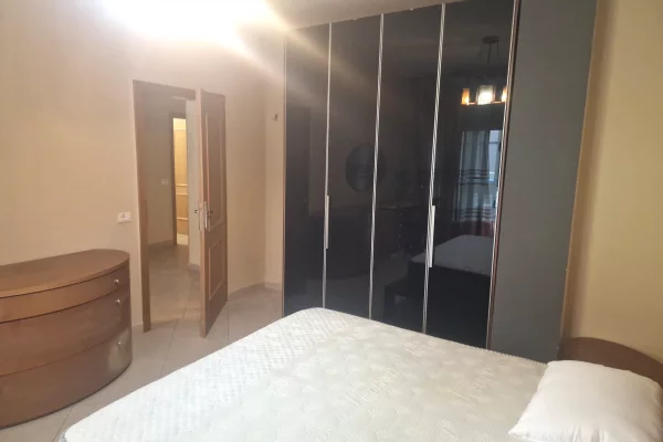 Shtepi me qera Apartament ne Tirane, 3+1, Mobilimi E mobiluar, Pagesa 1,200  Euro.