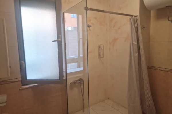 Shtepi me qera Apartament ne Tirane, 3+1, Mobilimi E mobiluar, Pagesa 1,200  Euro.