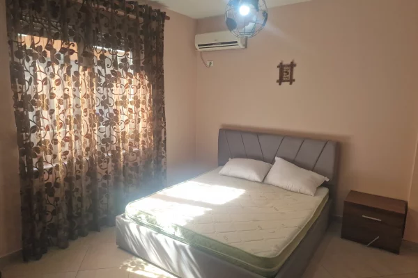 Shtepi me qera Apartament ne Tirane, 3+1, Mobilimi E mobiluar, Pagesa 1,200  Euro.