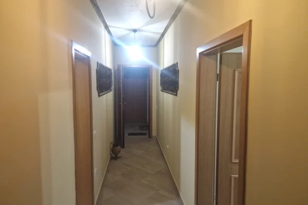Shtepi me qera Apartament ne Tirane, 3+1, Mobilimi E mobiluar, Pagesa 1,200  Euro.
