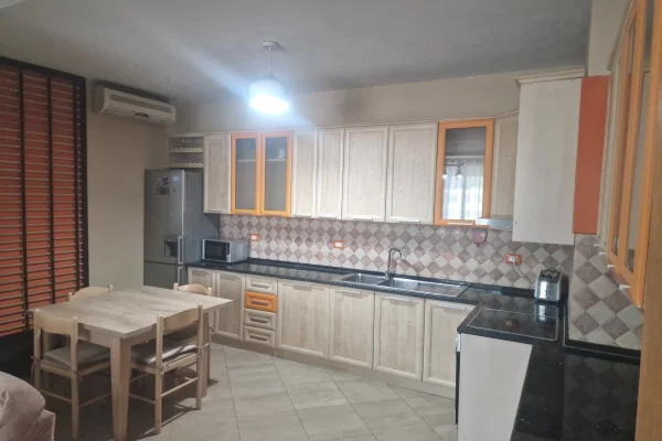 Shtepi me qera Apartament ne Tirane, 3+1, Mobilimi E mobiluar, Pagesa 1,200  Euro.