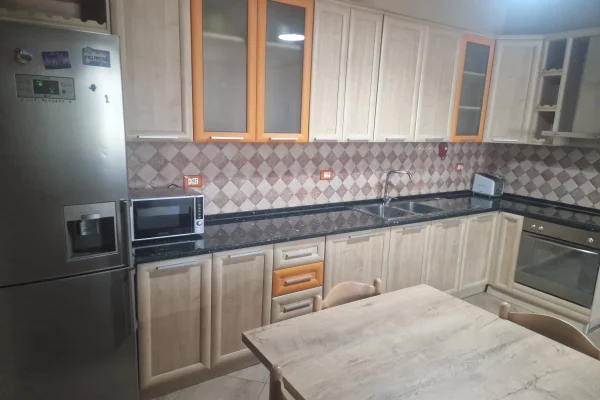 Shtepi me qera Apartament ne Tirane, 3+1, Mobilimi E mobiluar, Pagesa 1,200  Euro.