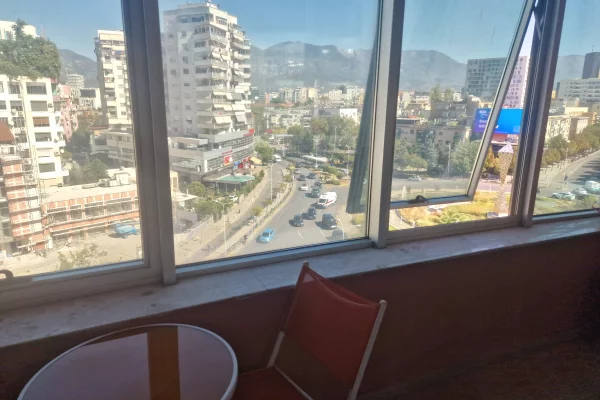 Shtepi me qera Apartament ne Tirane, 3+1, Mobilimi E mobiluar, Pagesa 1,200  Euro.