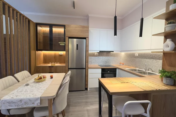 Shtepi me qera Apartament ne Tirane, 2+1, Mobilimi E mobiluar, Pagesa 90,000  Leke.