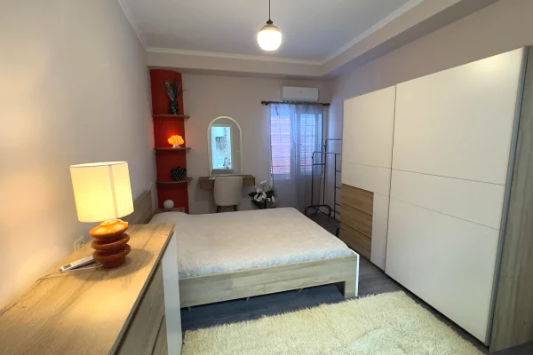 Shtepi me qera Apartament ne Tirane, 2+1, Mobilimi E mobiluar, Pagesa 90,000  Leke.