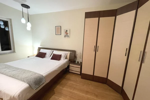 Shtepi me qera Apartament ne Tirane, 2+1, Mobilimi E mobiluar, Pagesa 75,000  Leke.