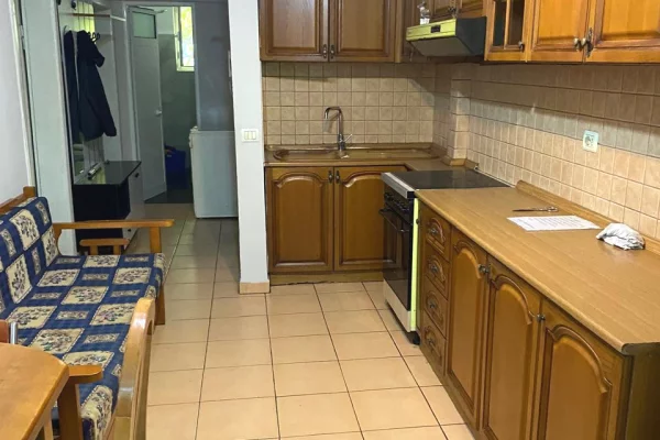 Jepet me qera apartament 2+1 te Kryqezimi i Vasil Shantos