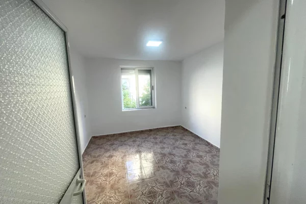 Shtepi me qera Apartament ne Tirane, 2+1, Mobilimi Bosh, pa mobiluar, Pagesa 45,000  Leke.